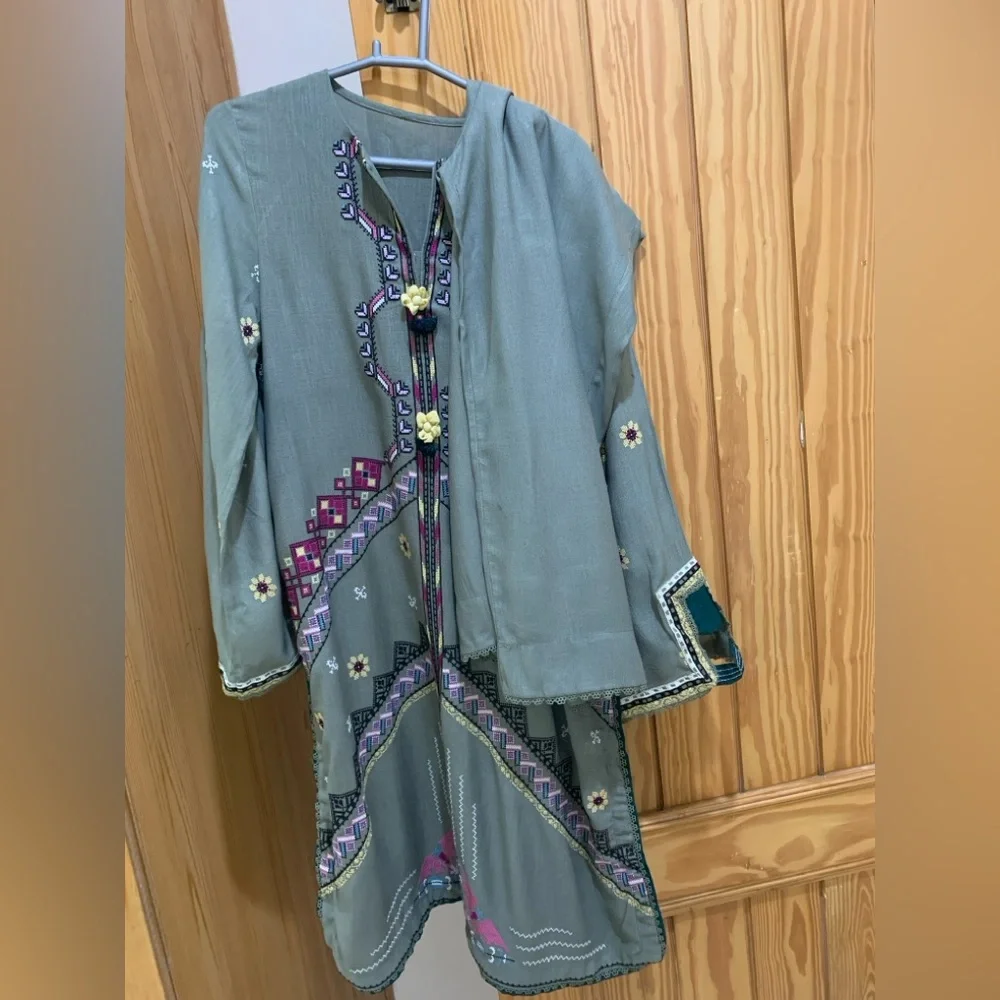 Embroidered 2 pc winter dress - Picture 4 of 13